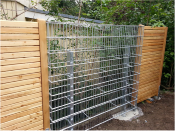 Bride de fixation panneau bois sur Gabion mailles 5 x 5 cm